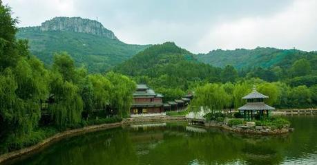 文明旅游新风尚，泉城景区展新颜——聚焦“十一”假期第五天景区管理与游客风貌